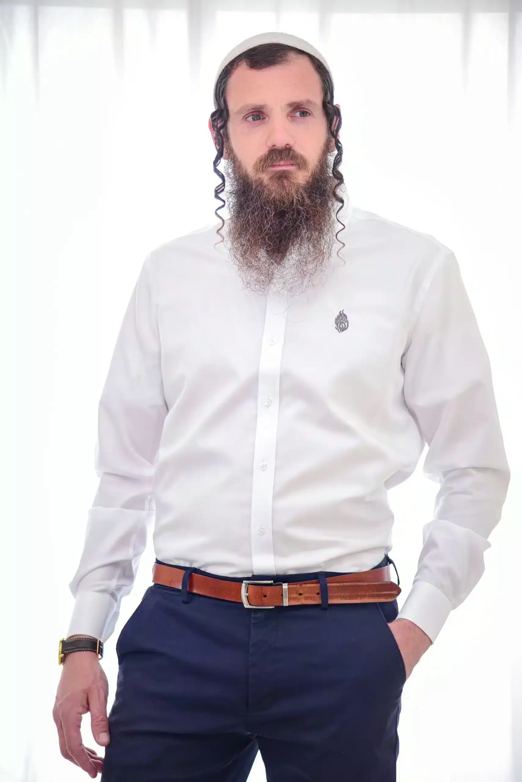 חולצה מכופתרת לבנה 100% כותנה עם רקמה כסופה 'רבנו ספרים'